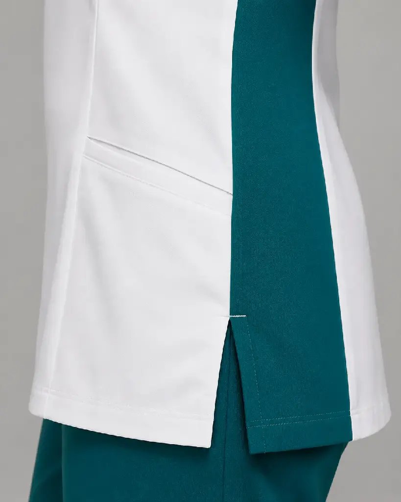 06-detail-pocket-stretch-panel-side-access.webp