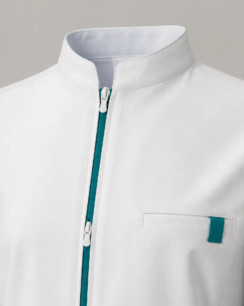 05-detail-collar-zip-badge-loop.webp